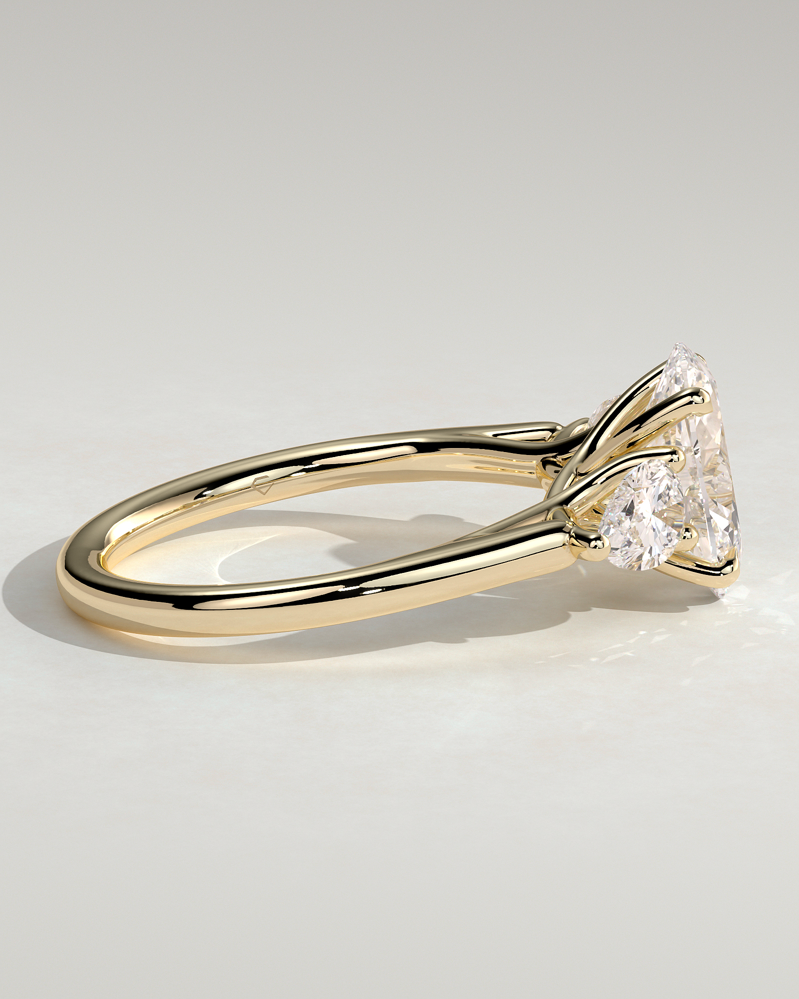 Amara - Trellis Set Oval Trilogy - 18k Yellow Gold