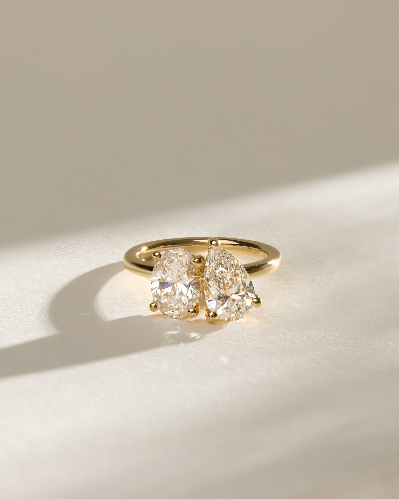 April - Oval & Pear Toi Et Moi Lifestyle Image