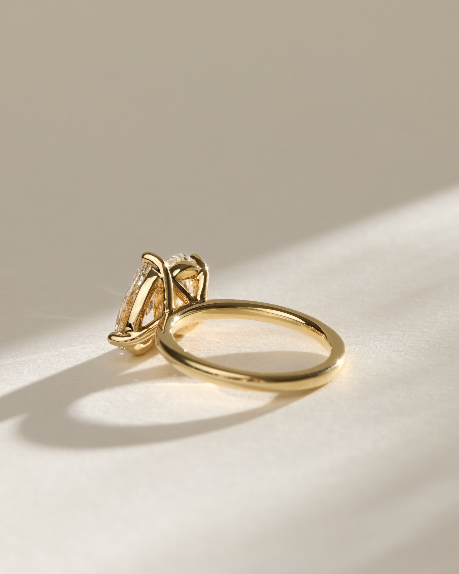 April - Oval & Pear Toi Et Moi Lifestyle Image