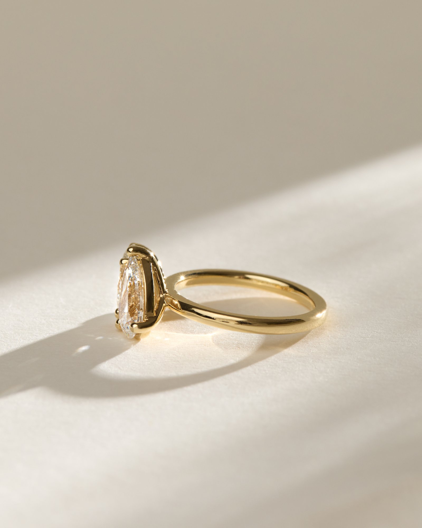 April - Oval & Pear Toi Et Moi Lifestyle Image