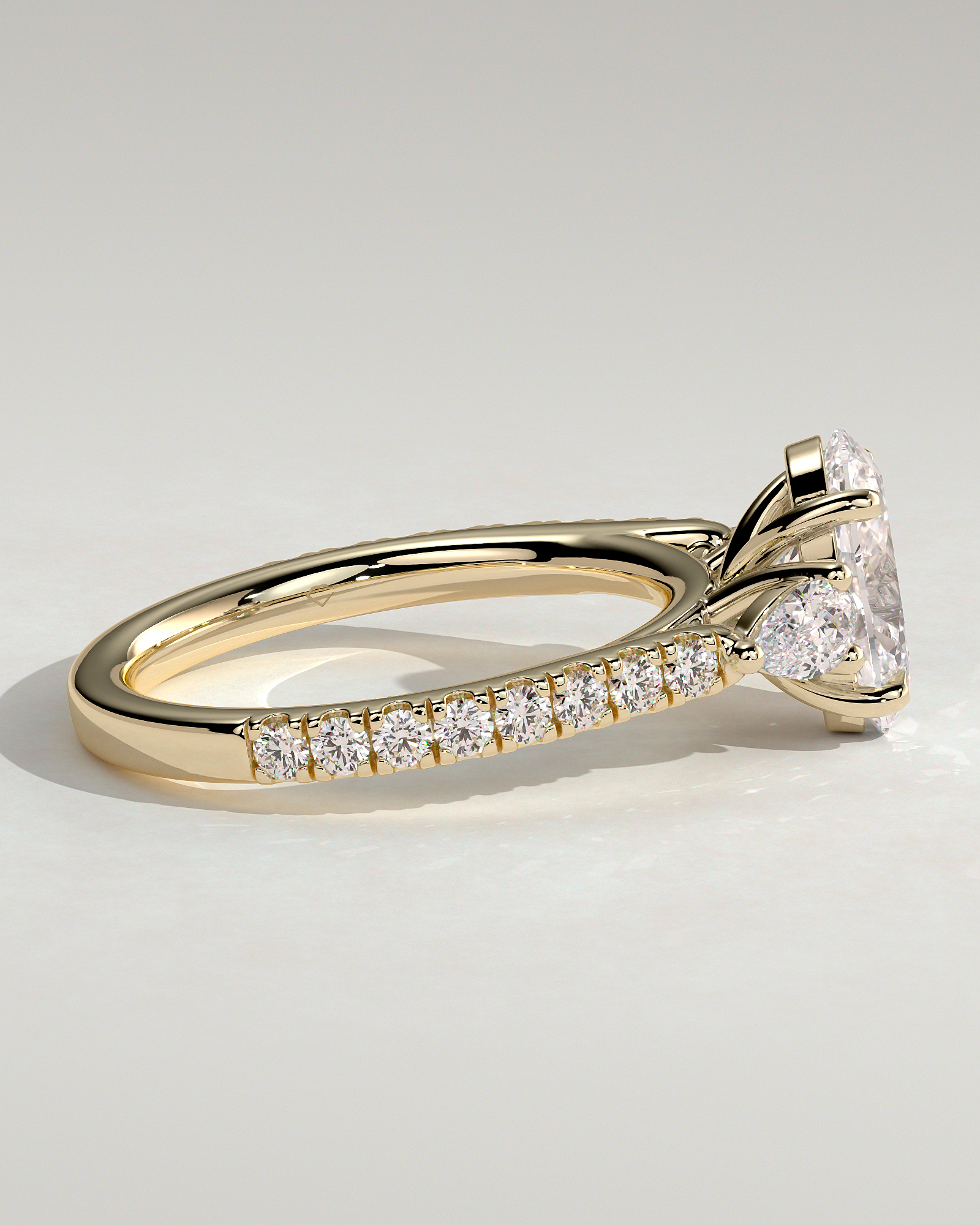 Arabella - Oval Trilogy with Side Stones - 18k Yellow Gold