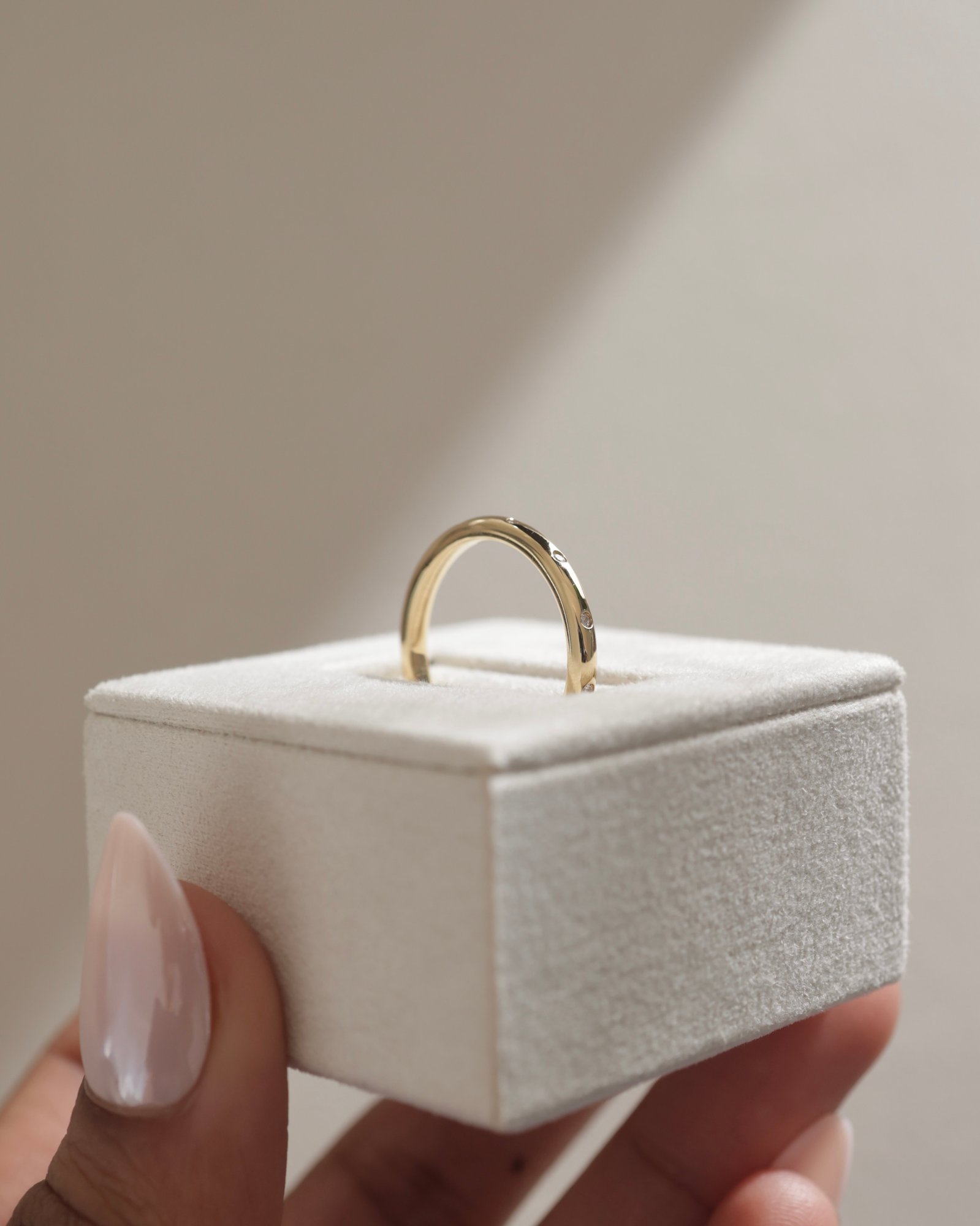 Bianca  Hammer Set Wedding Ring Lifestyle Image