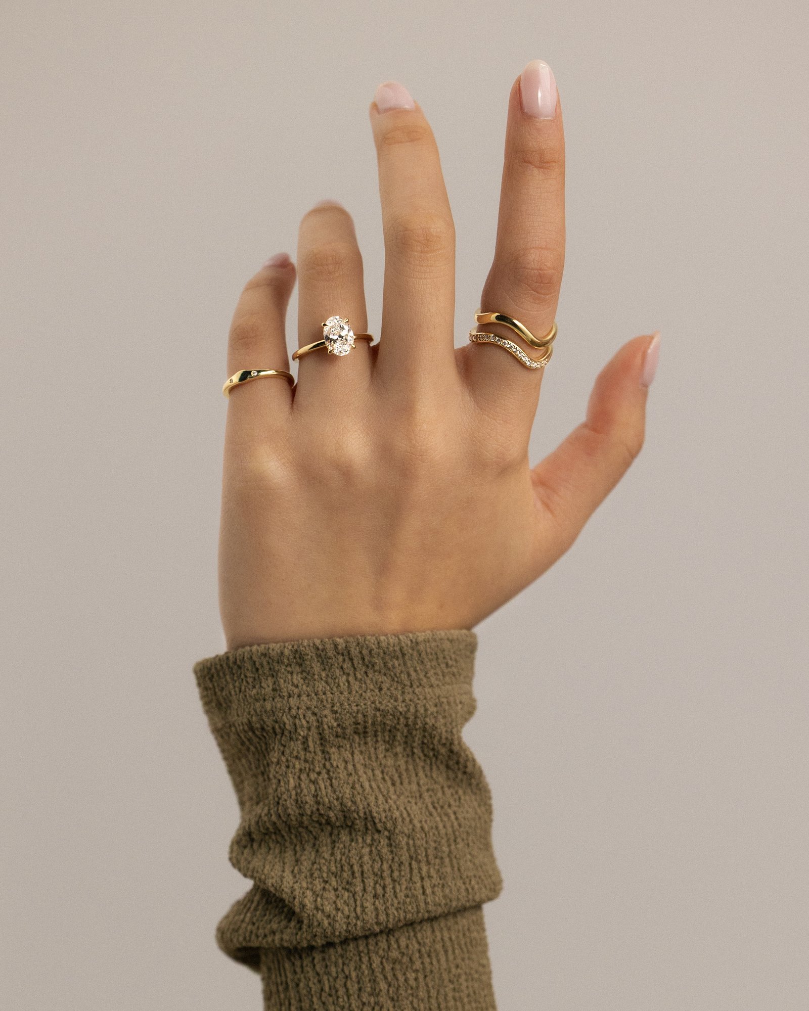 Daisy  Oval Solitaire Lifestyle Image