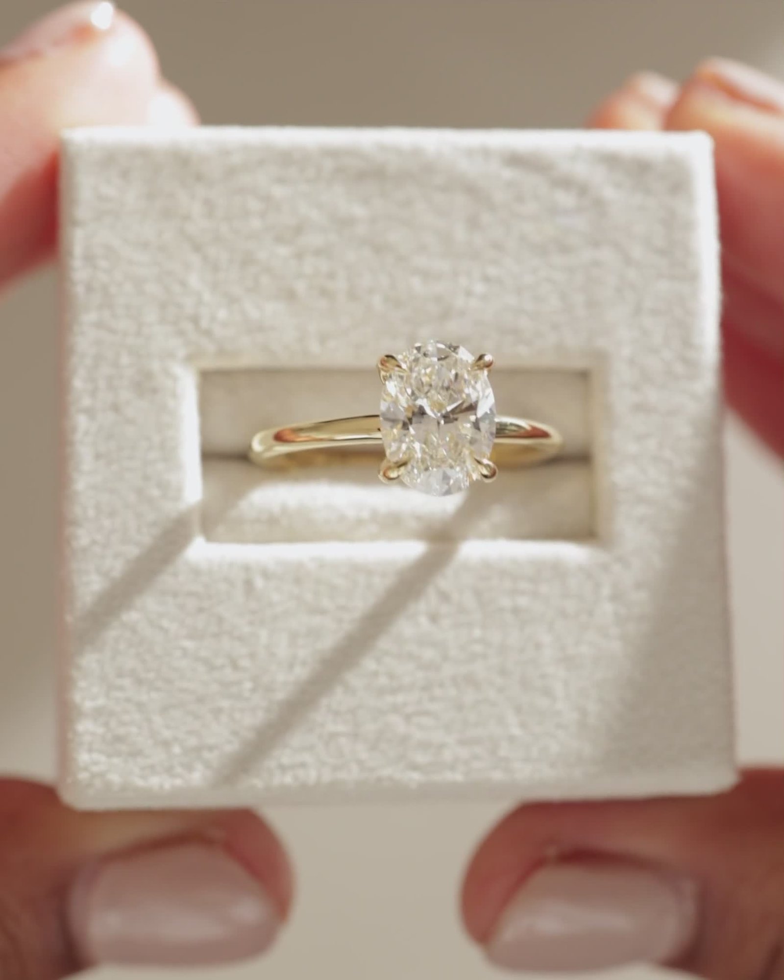 Daisy  Oval Solitaire Lifestyle Image