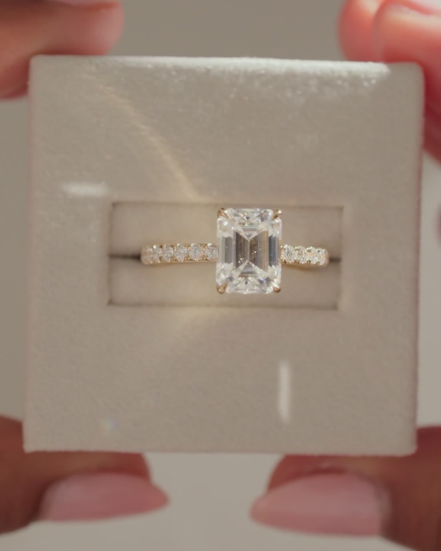 Eliana - Emerald with Pav Lifestyle Image