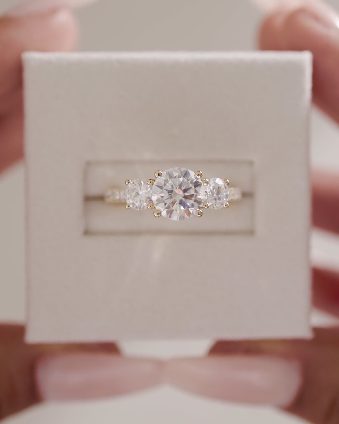 Ella  Round Trilogy with Pav Lifestyle Image