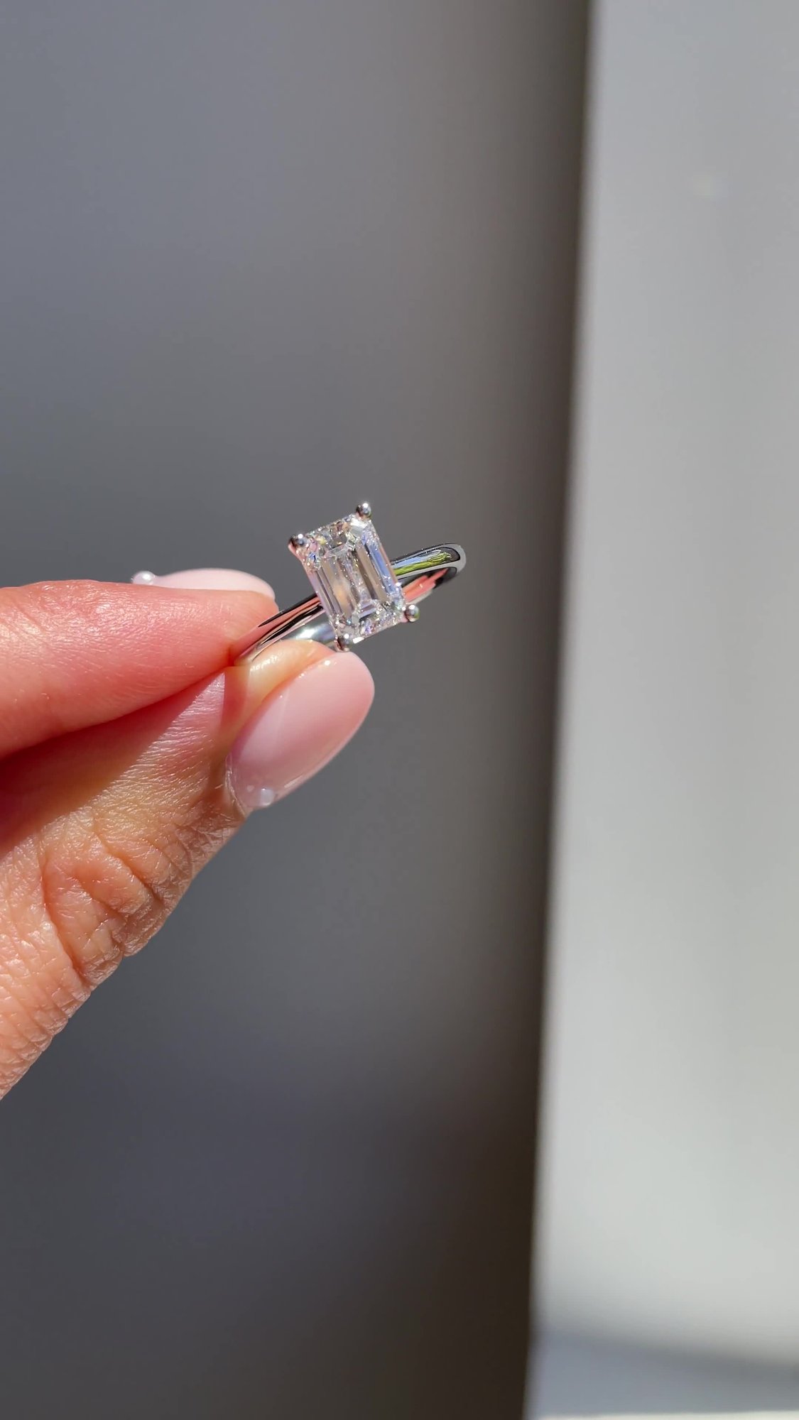 Freya  Emerald Solitaire Lifestyle Image