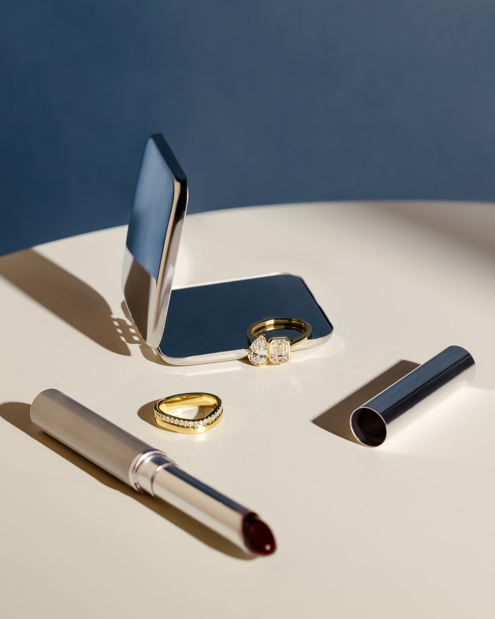 Margot - Bezel Set Pear and Emerald Toi Et Moi Lifestyle Image