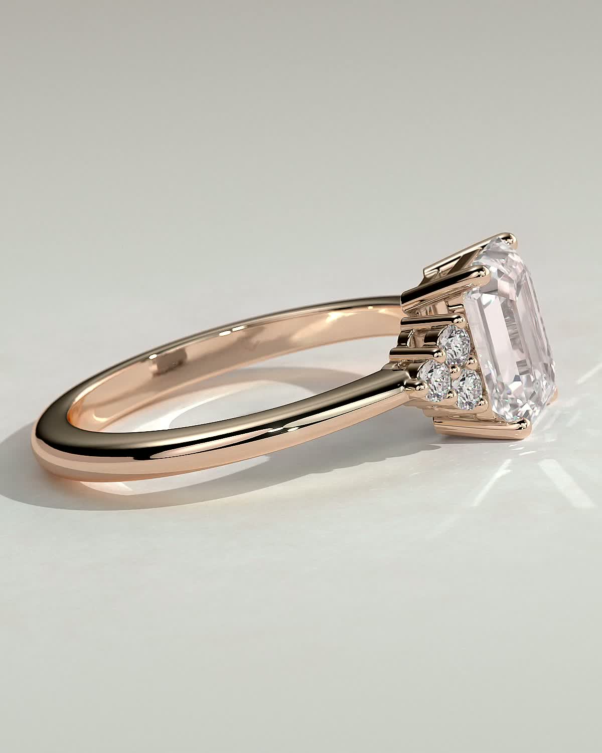 Martina - Emerald with Round Accent Stones - 18k Rose Gold