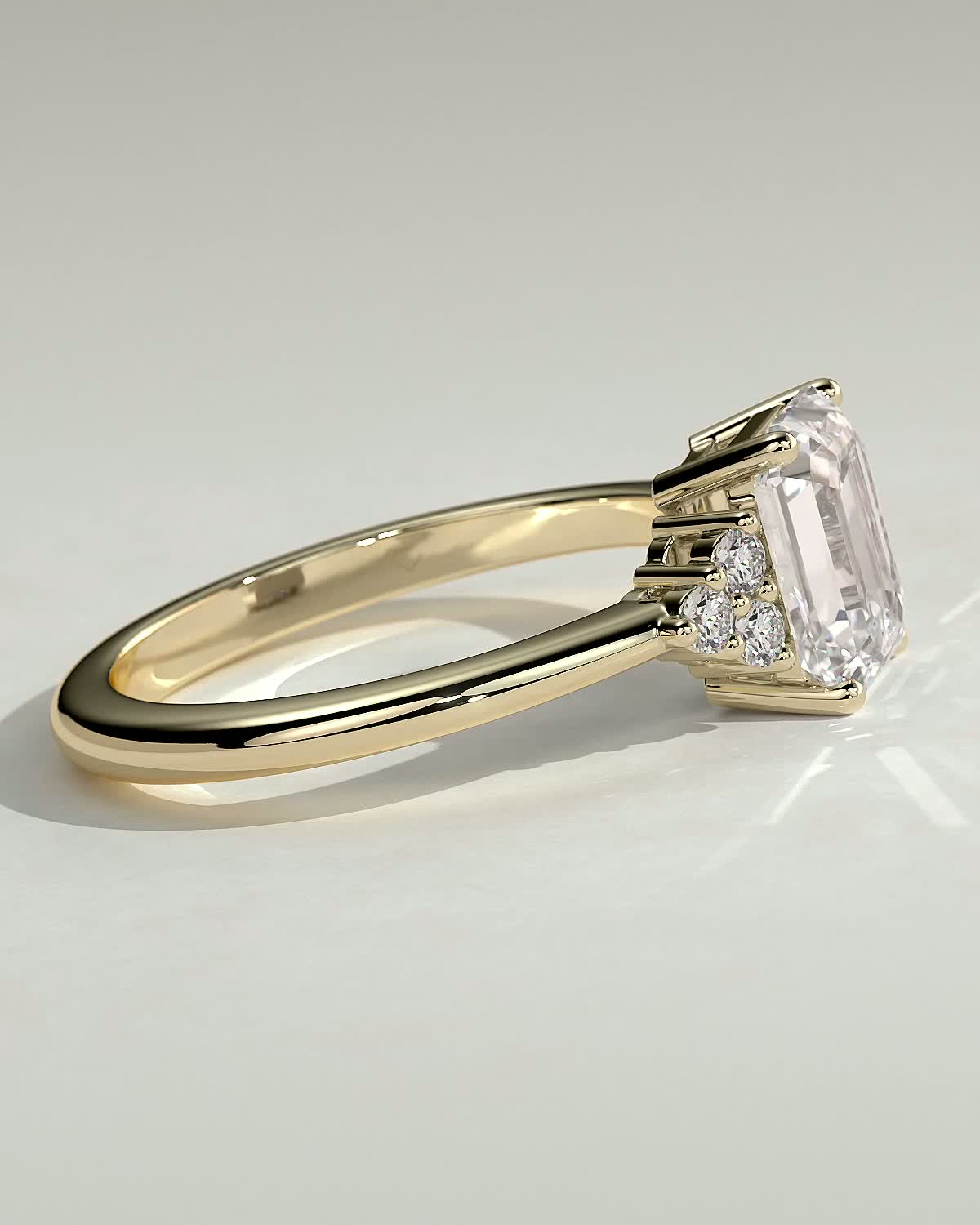 Martina - Emerald with Round Accent Stones - 18k Yellow Gold