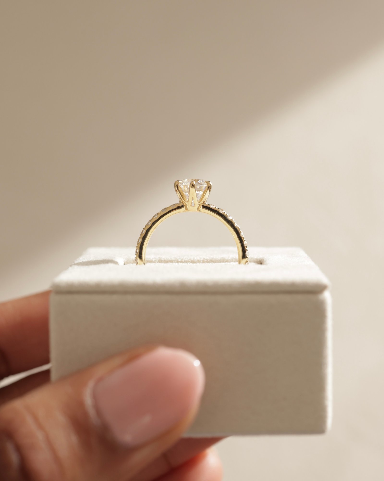 Naomi  6 Claw Pav Round Solitaire Lifestyle Image