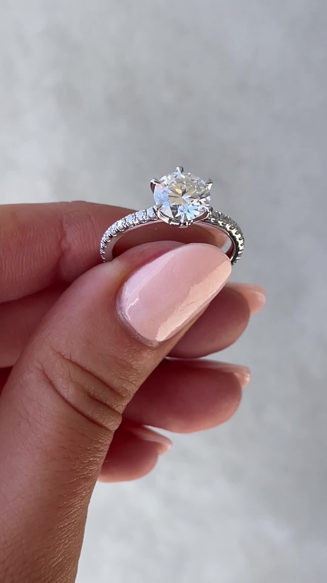 Naomi  6 Claw Pav Round Solitaire Lifestyle Image