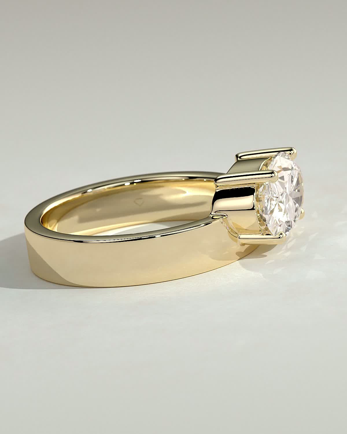 Soraya - East West Oval With Cigar Band - 18k Yellow Gold
