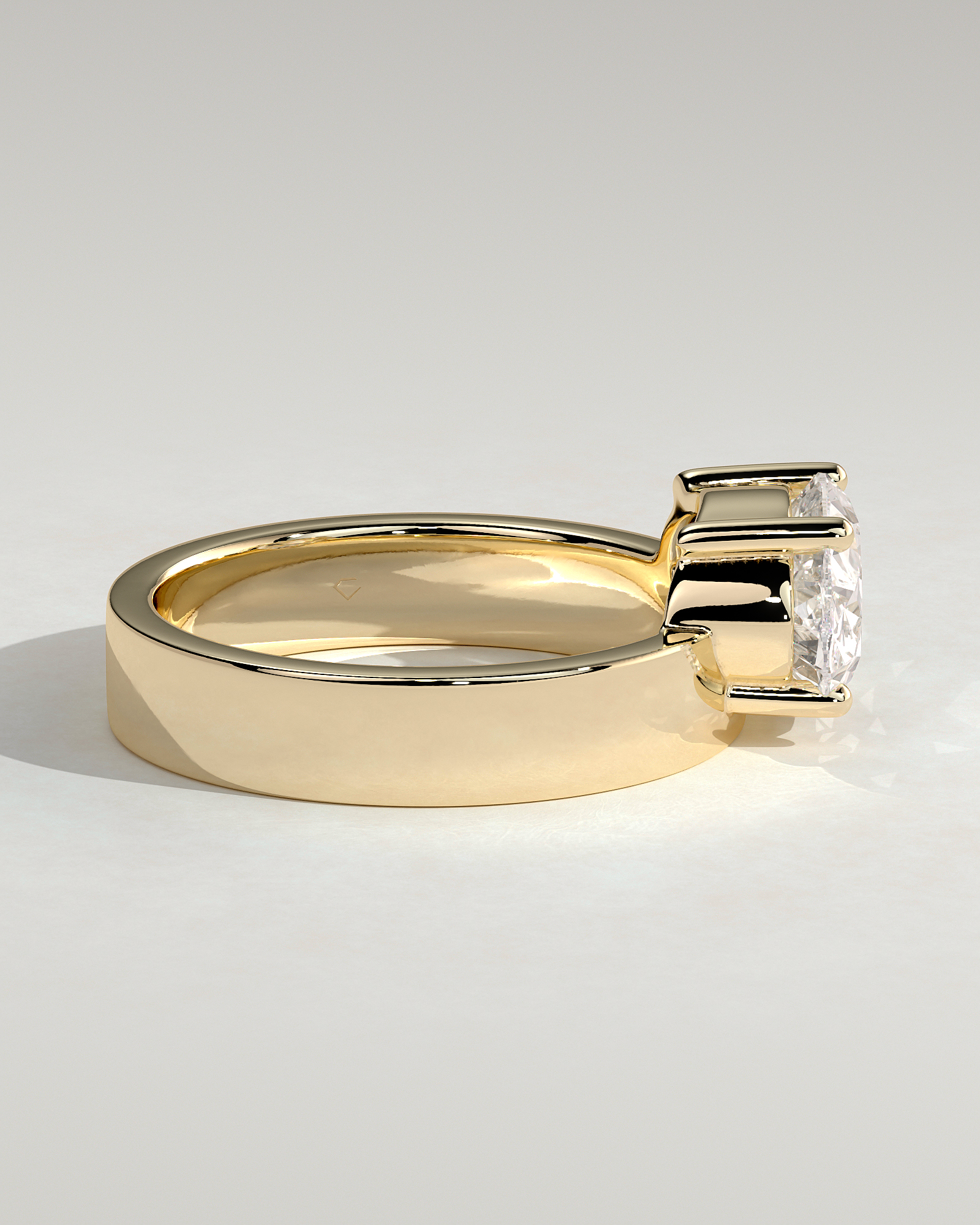 Soraya - East West Oval With Cigar Band - 18k Yellow Gold