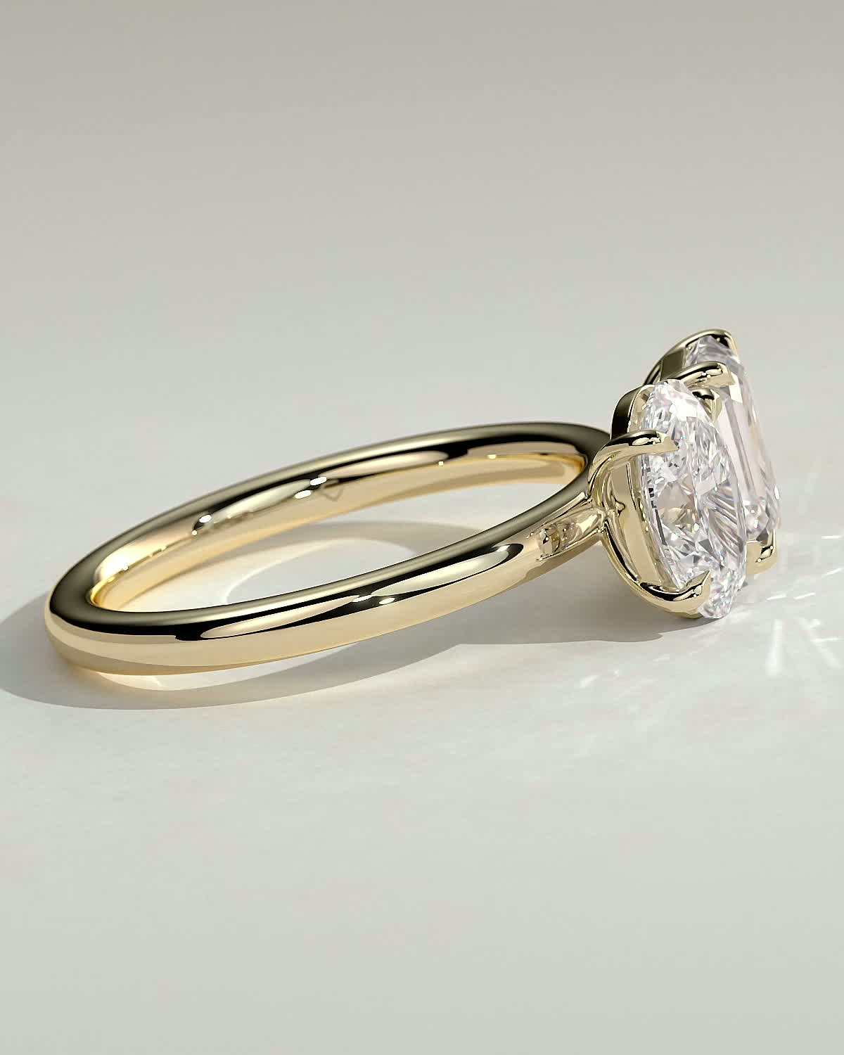 Tanya - Oval & Emerald Toi et Moi - 18k Yellow Gold