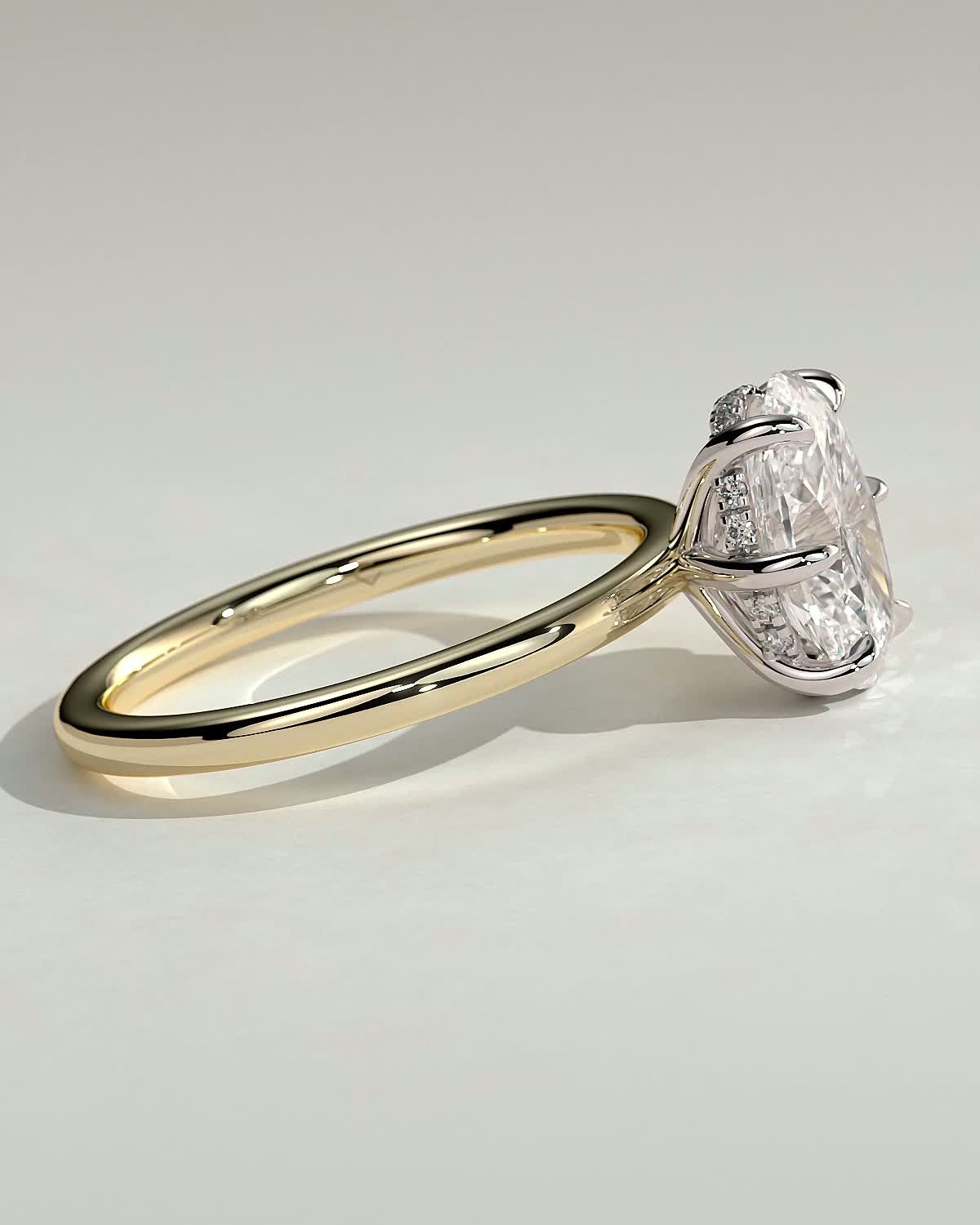 Wilma - Six Claw Oval Solitaire - 18k Yellow Gold / 18k White Gold