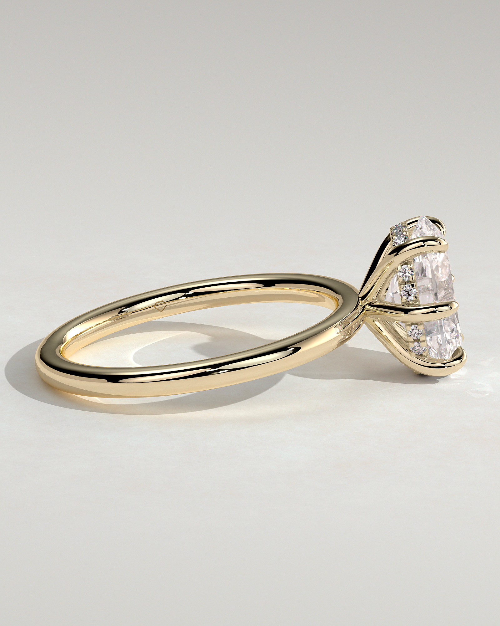 Wilma - Six Claw Oval Solitaire - 18k Yellow Gold