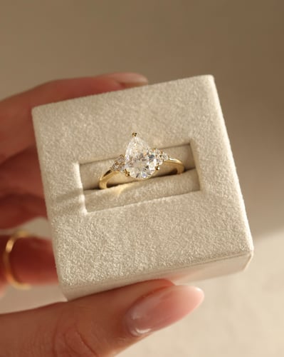 10x7mm pear moissanite