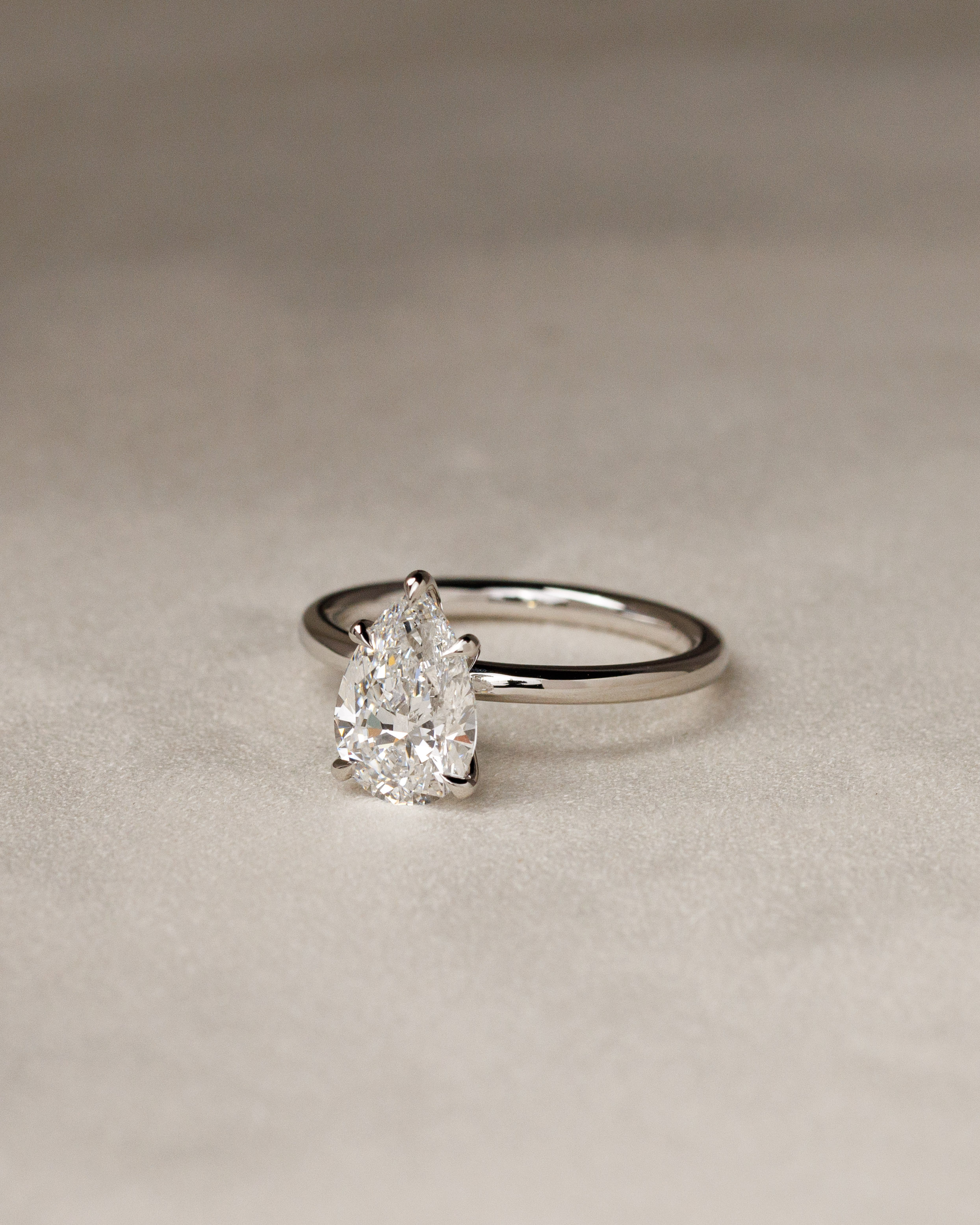 Alia - 5 Claw Pear Solitaire Lifestyle Image