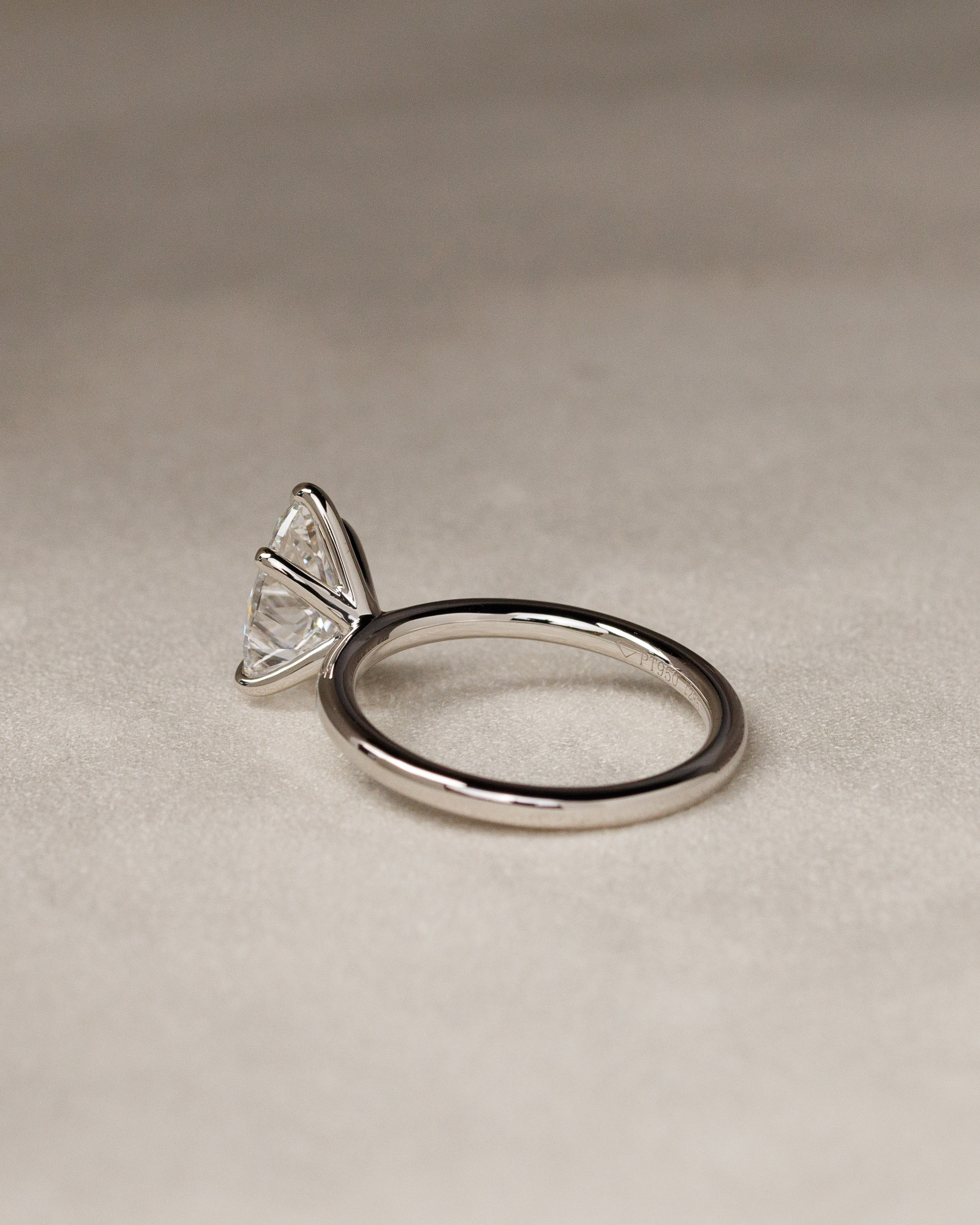 Alia - 5 Claw Pear Solitaire Lifestyle Image