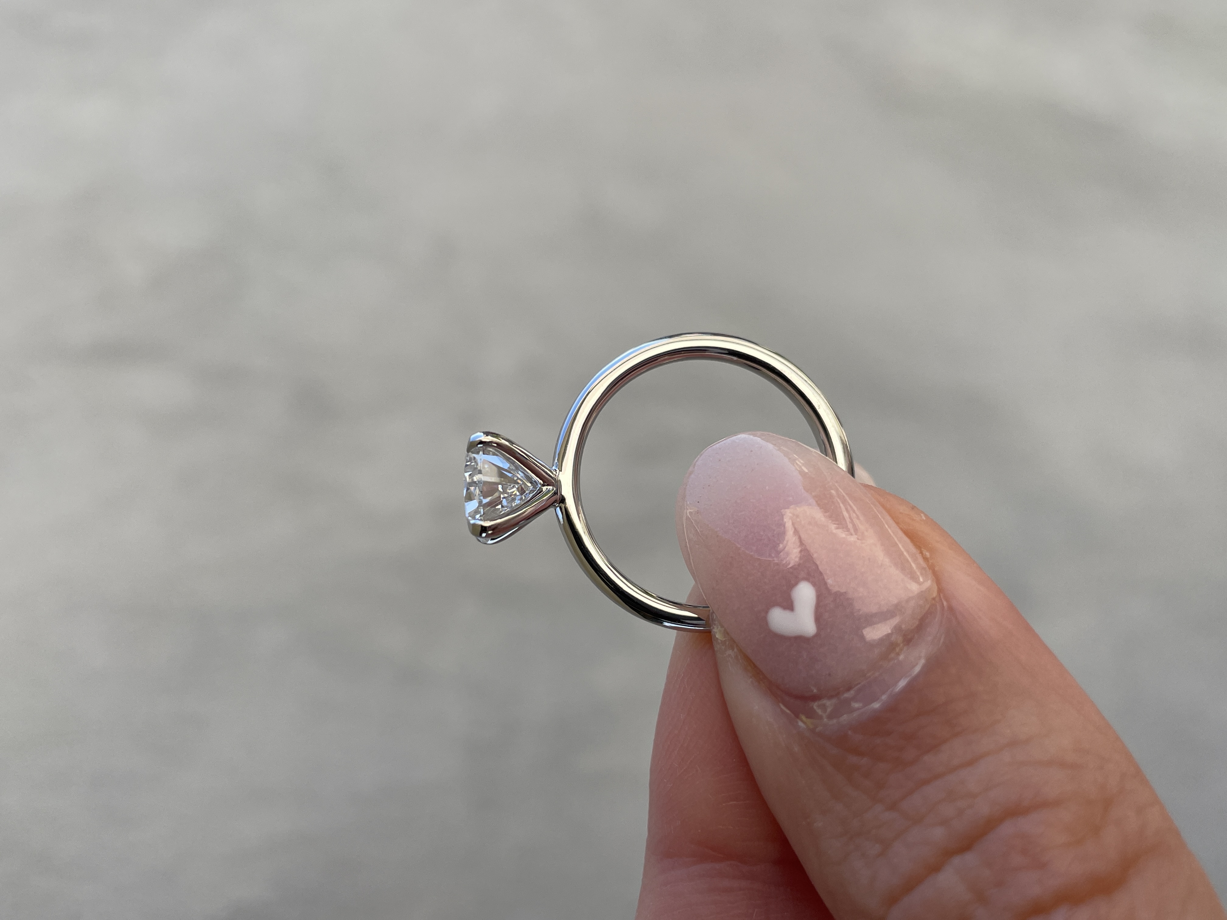 Alia - 5 Claw Pear Solitaire Lifestyle Image