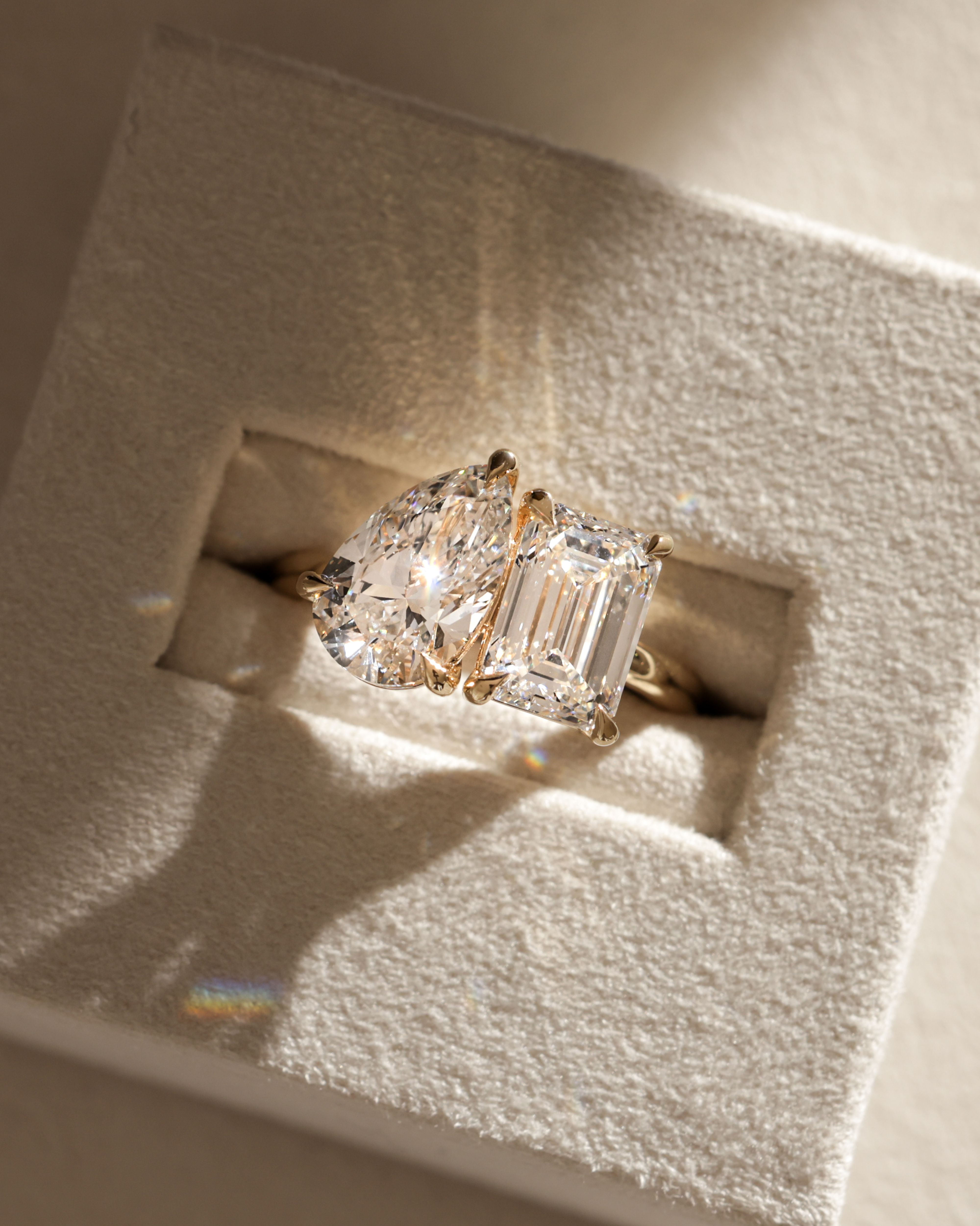 Amor - Pear and Emerald Toi Et Moi Lifestyle Image