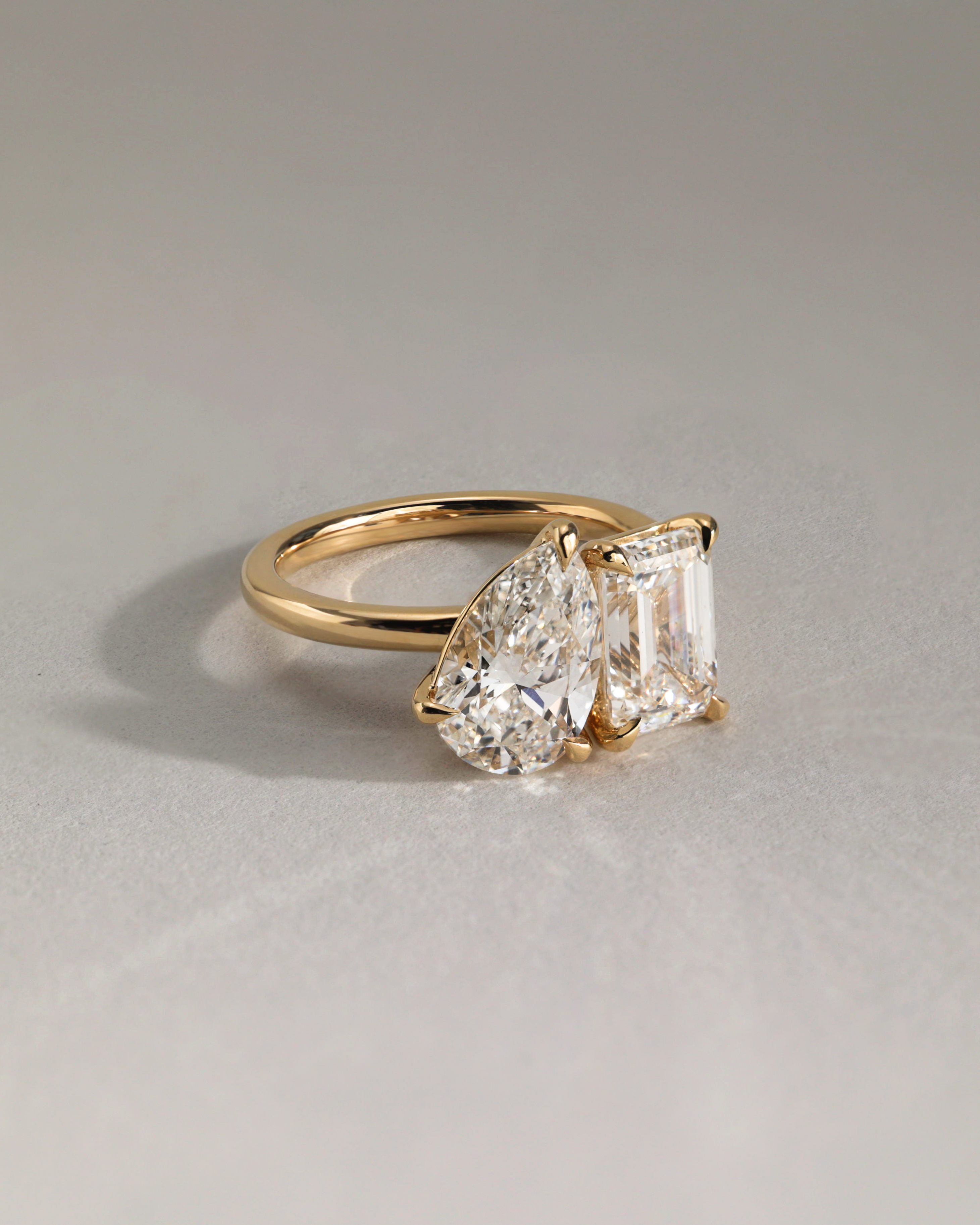 Amor - Pear and Emerald Toi Et Moi Lifestyle Image