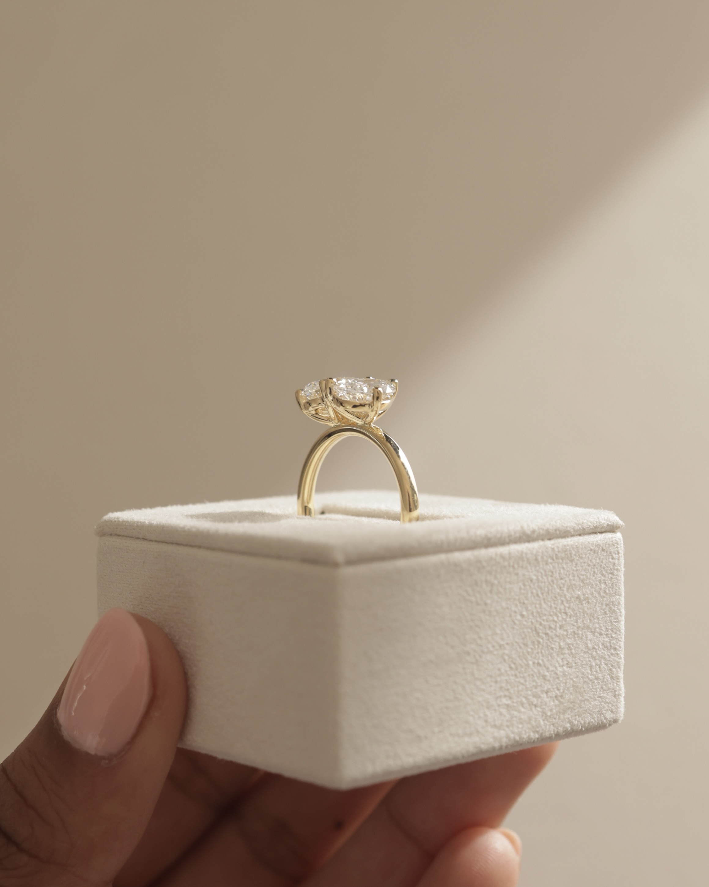 April - Oval & Pear Toi Et Moi Lifestyle Image