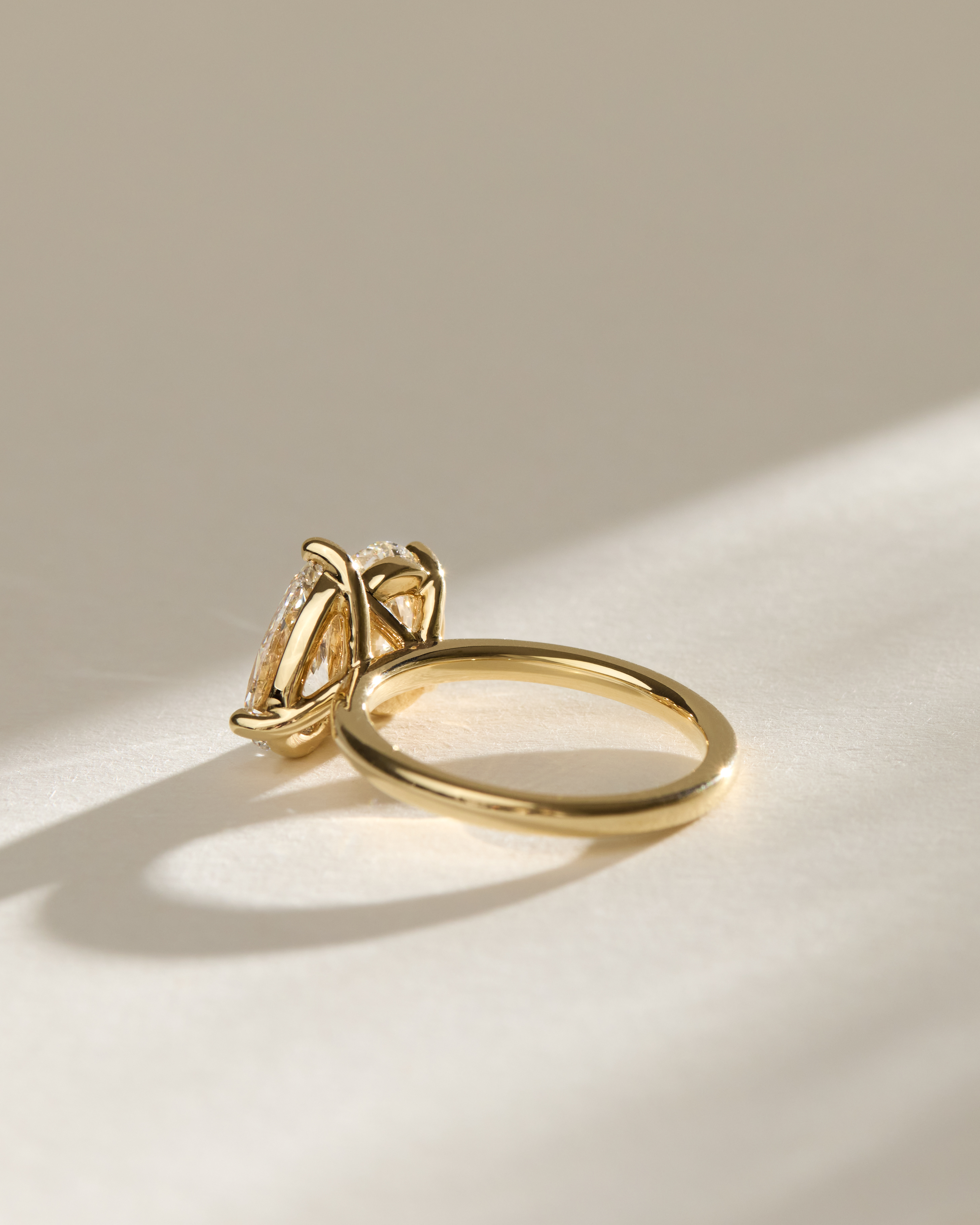 April - Oval & Pear Toi Et Moi Lifestyle Image