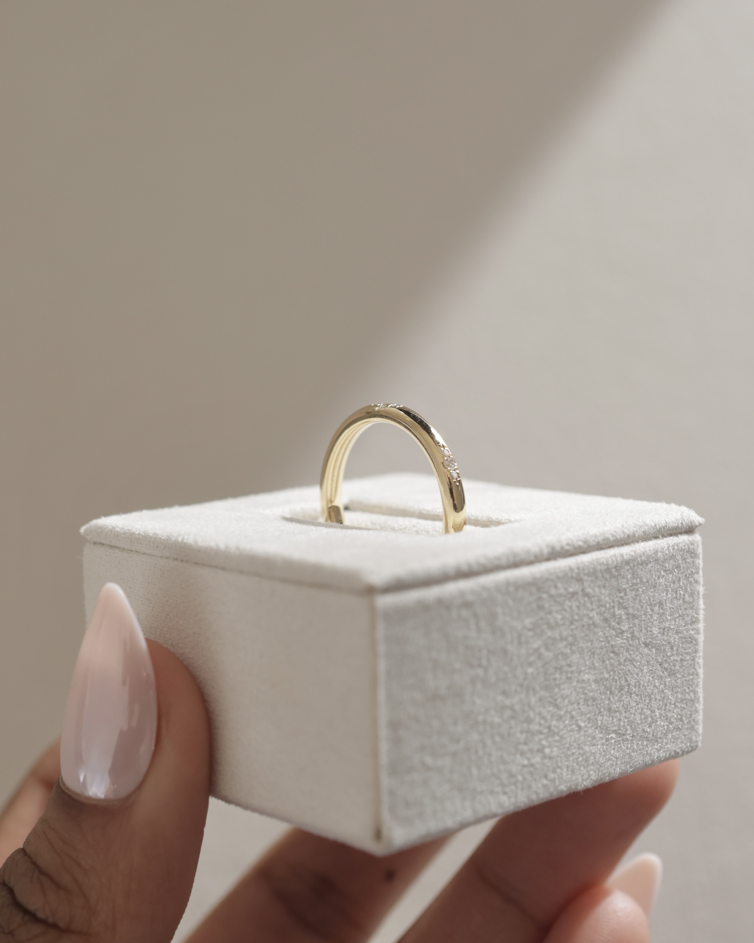 Arizona - Hammer Set Cluster Wedding Ring Lifestyle Image