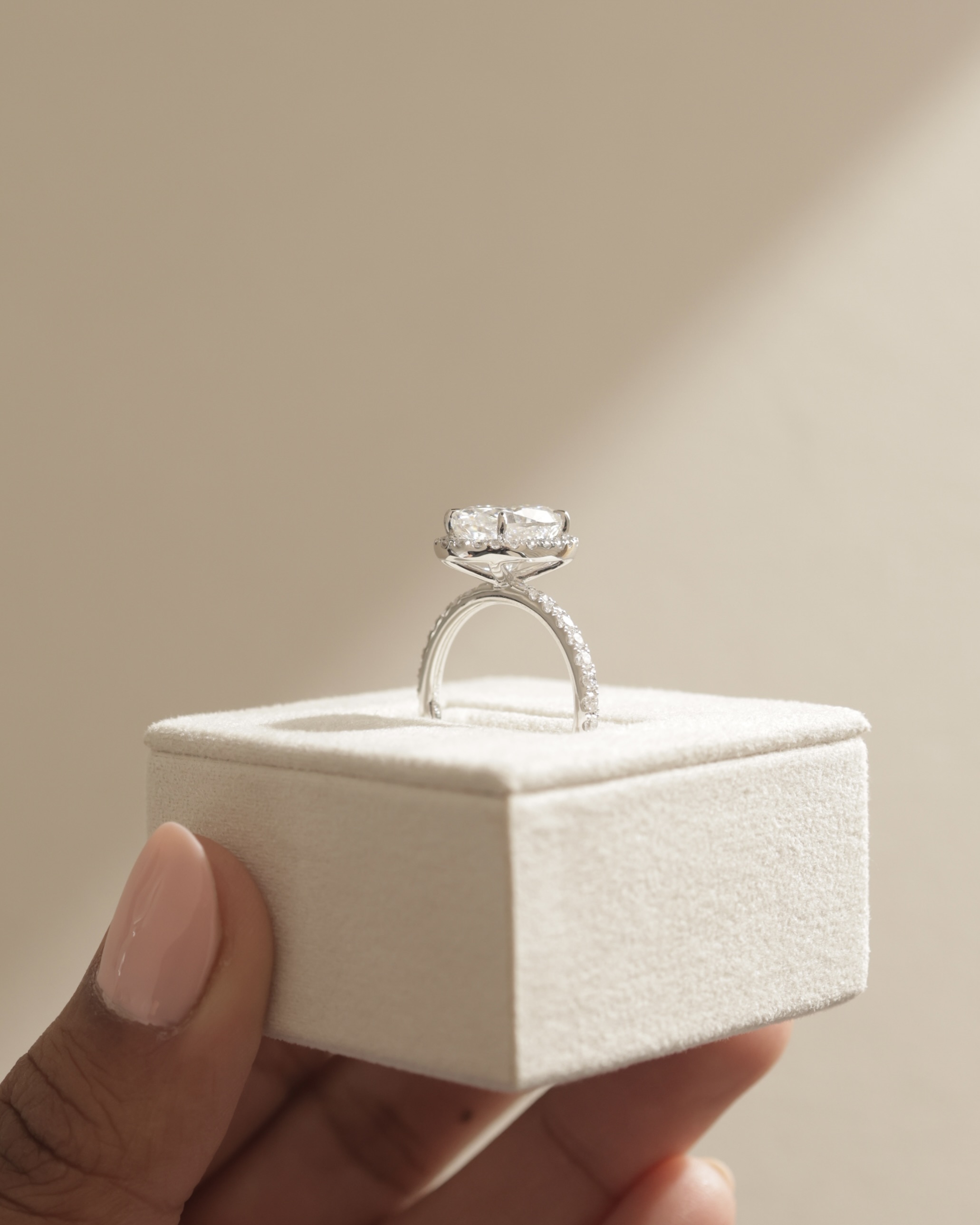 Aurora  Oval Halo with Pav Lifestyle Image