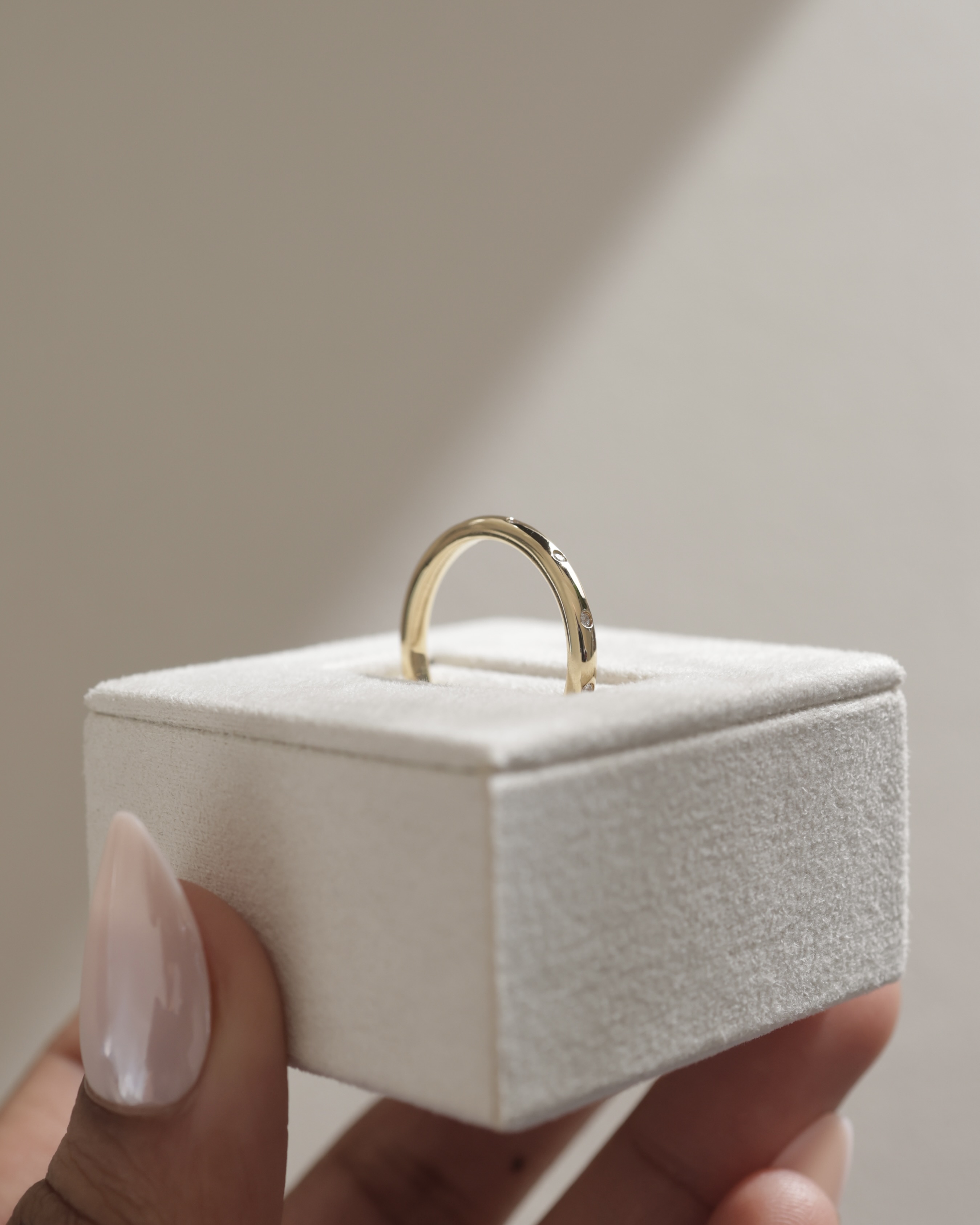 Bianca  Hammer Set Wedding Ring Lifestyle Image