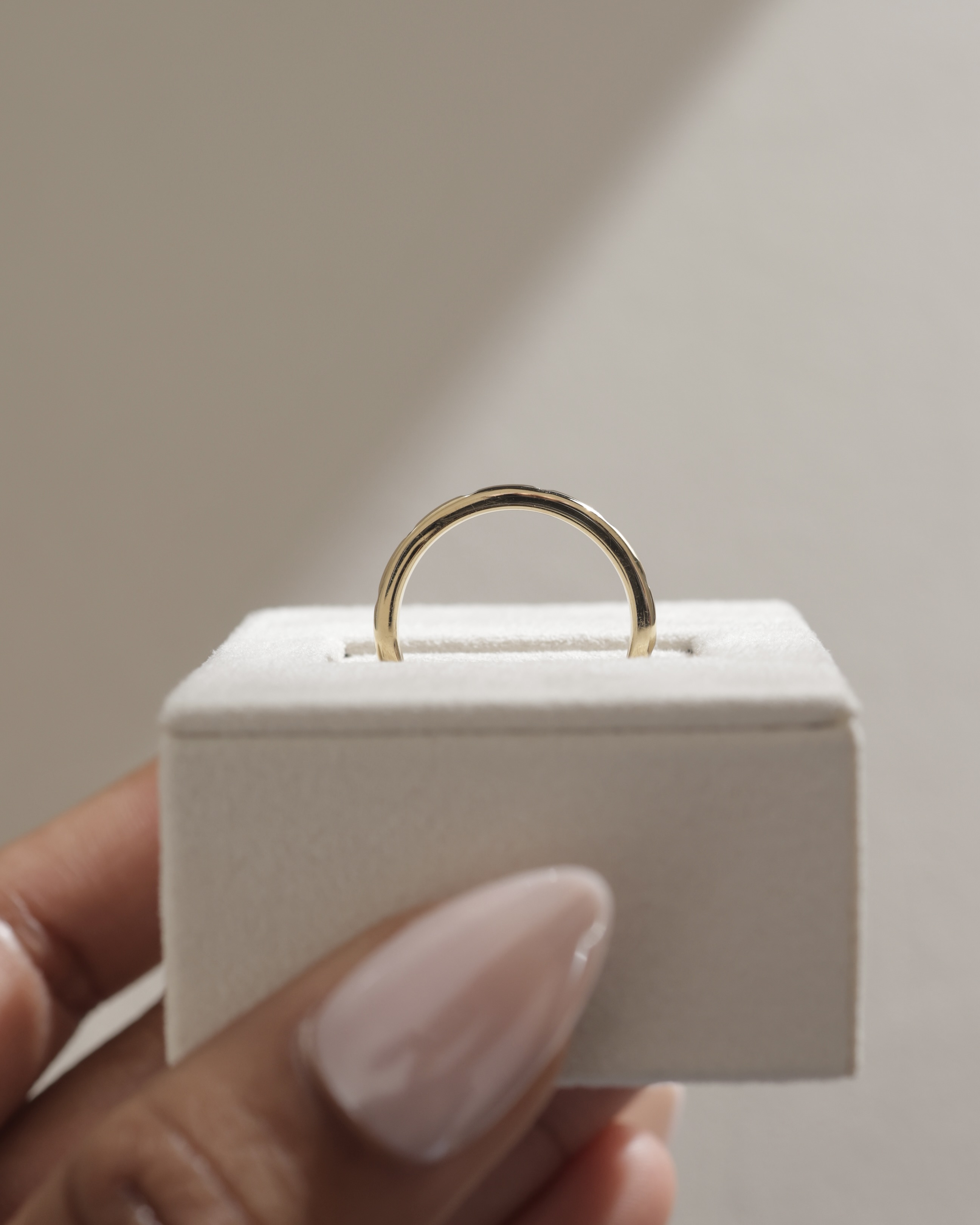 Bianca  Hammer Set Wedding Ring Lifestyle Image
