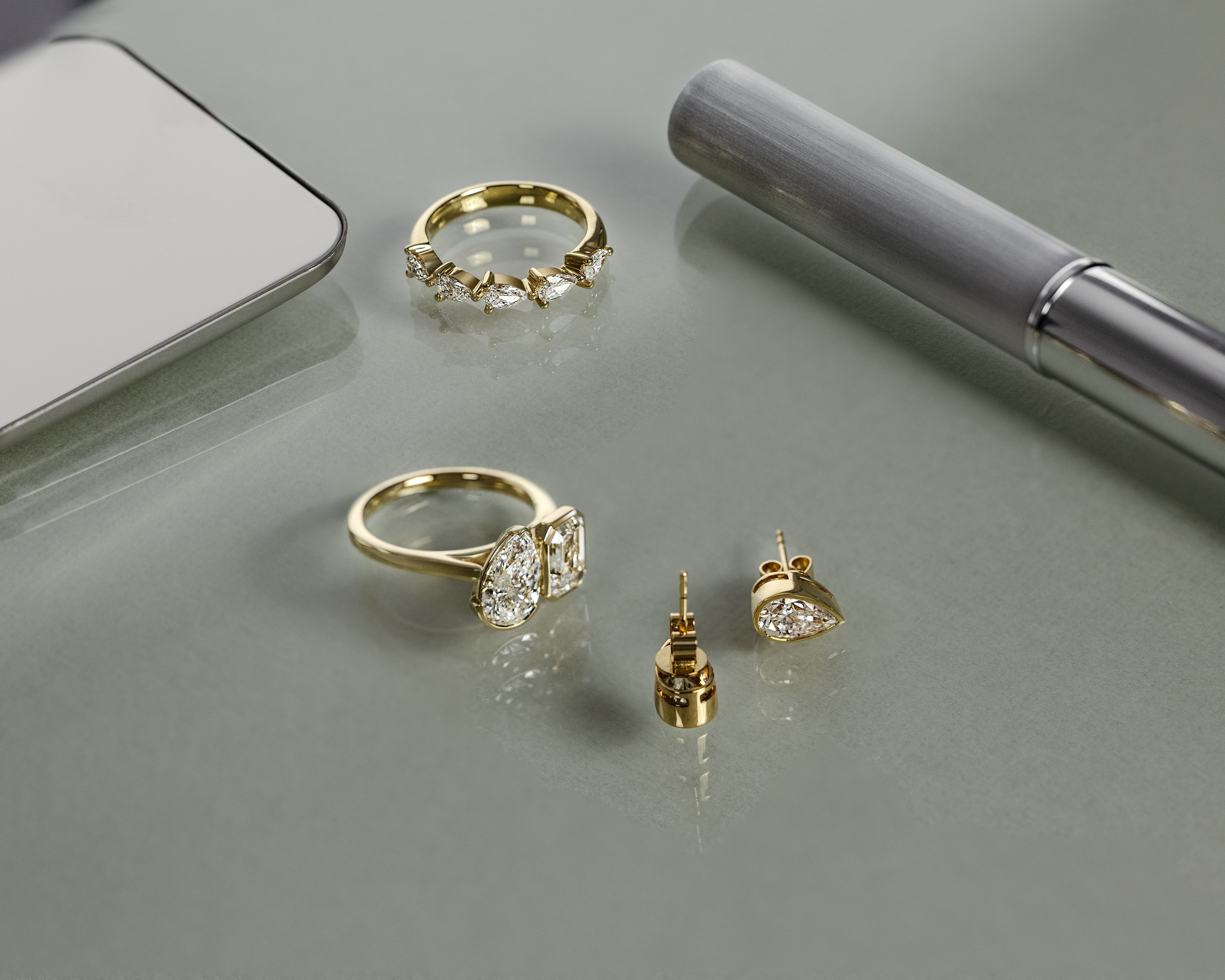 Margot - Bezel Set Pear and Emerald Toi Et Moi Lifestyle Image