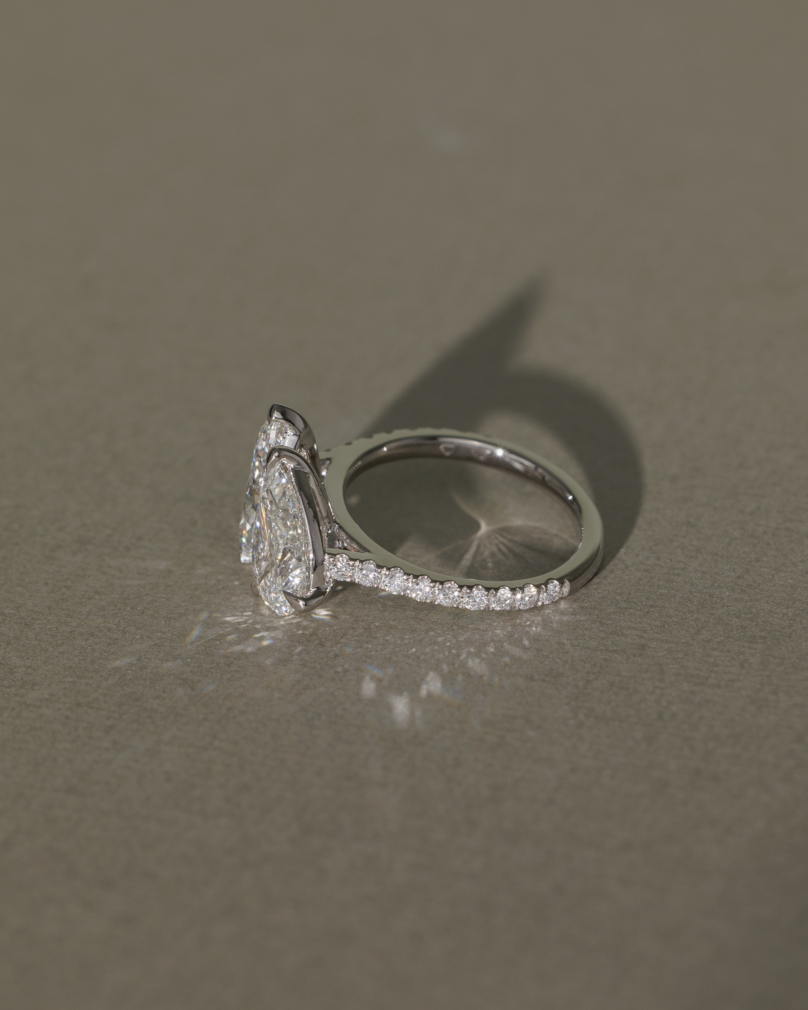 Noa - 5 Claw Toi Et Moi Lifestyle Image