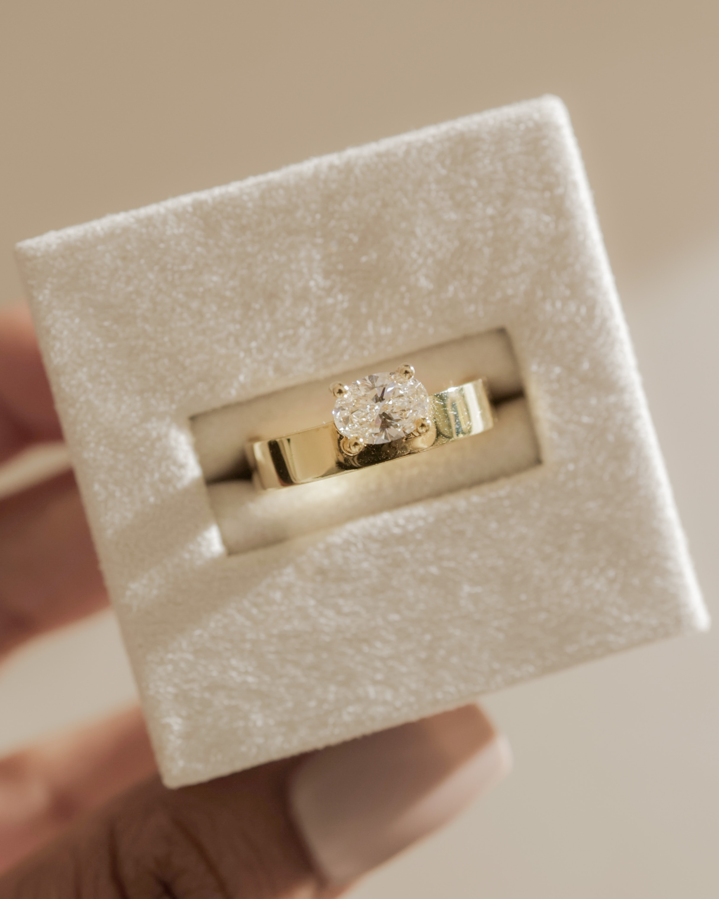 Soraya - East West Oval With Cigar Band Lifestyle Image