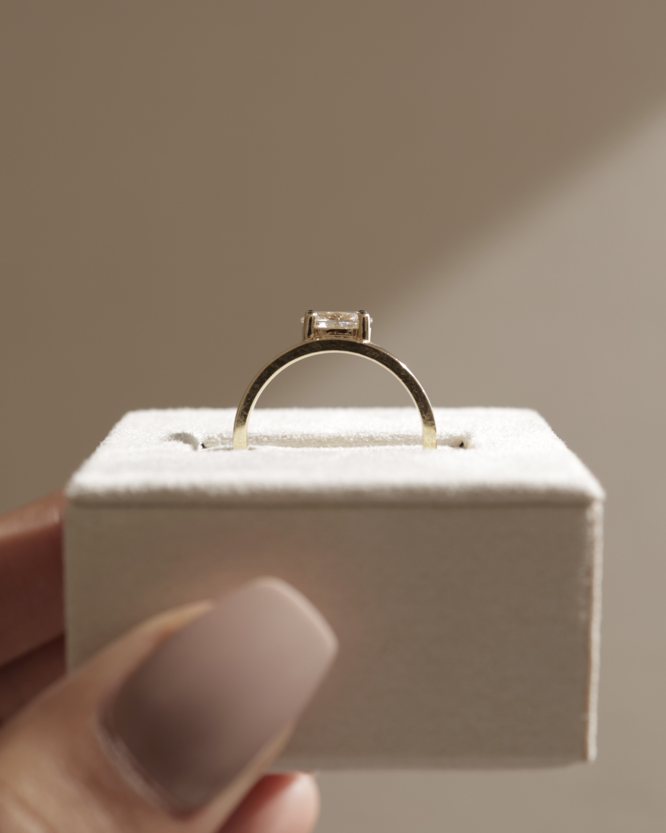 Soraya - East West Oval With Cigar Band Lifestyle Image