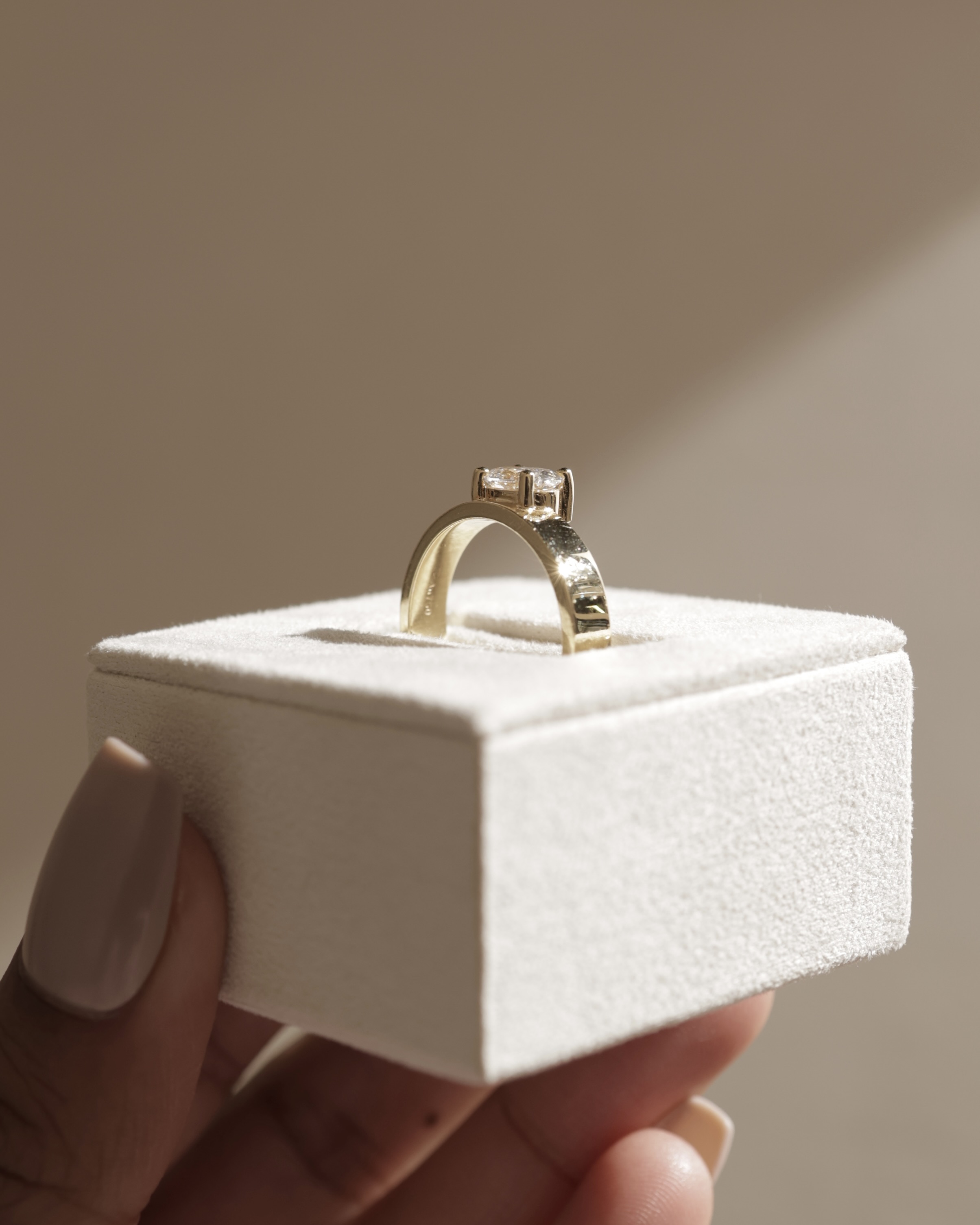 Soraya - East West Oval With Cigar Band Lifestyle Image