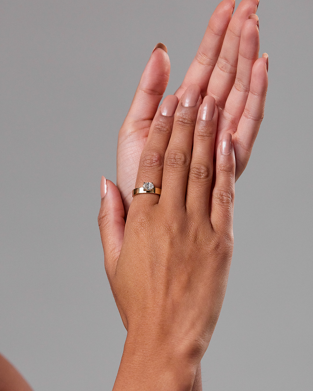 Soraya - East West Oval With Cigar Band Lifestyle Image