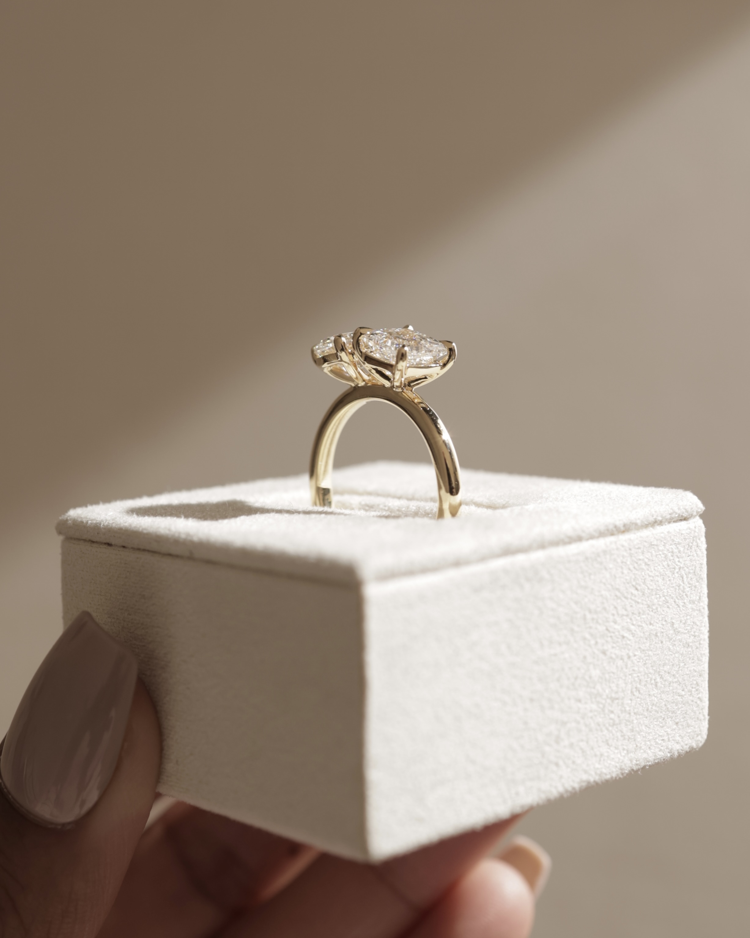 Svea - Pear and Princess Toi et Moi Lifestyle Image