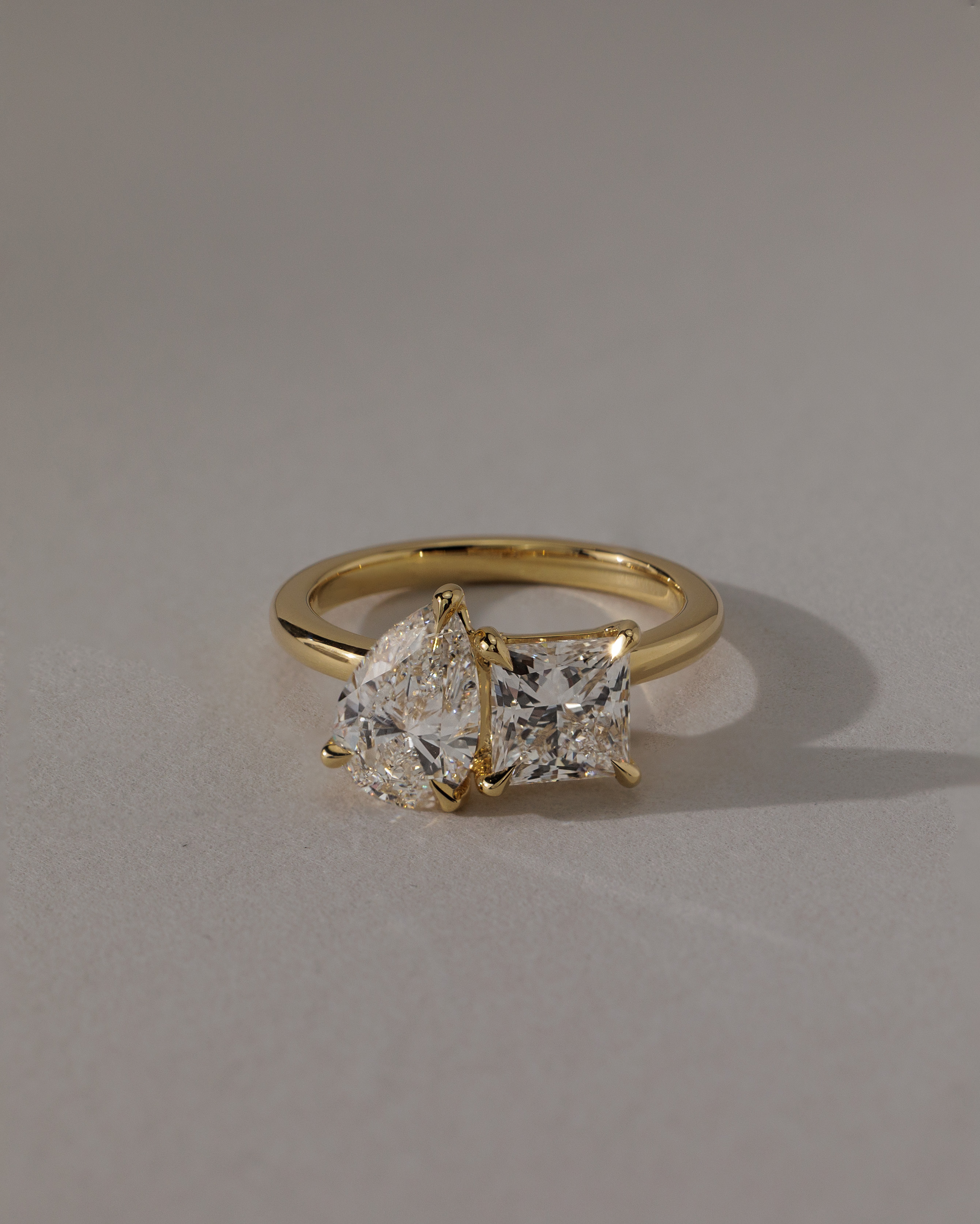 Svea - Pear and Princess Toi et Moi Lifestyle Image