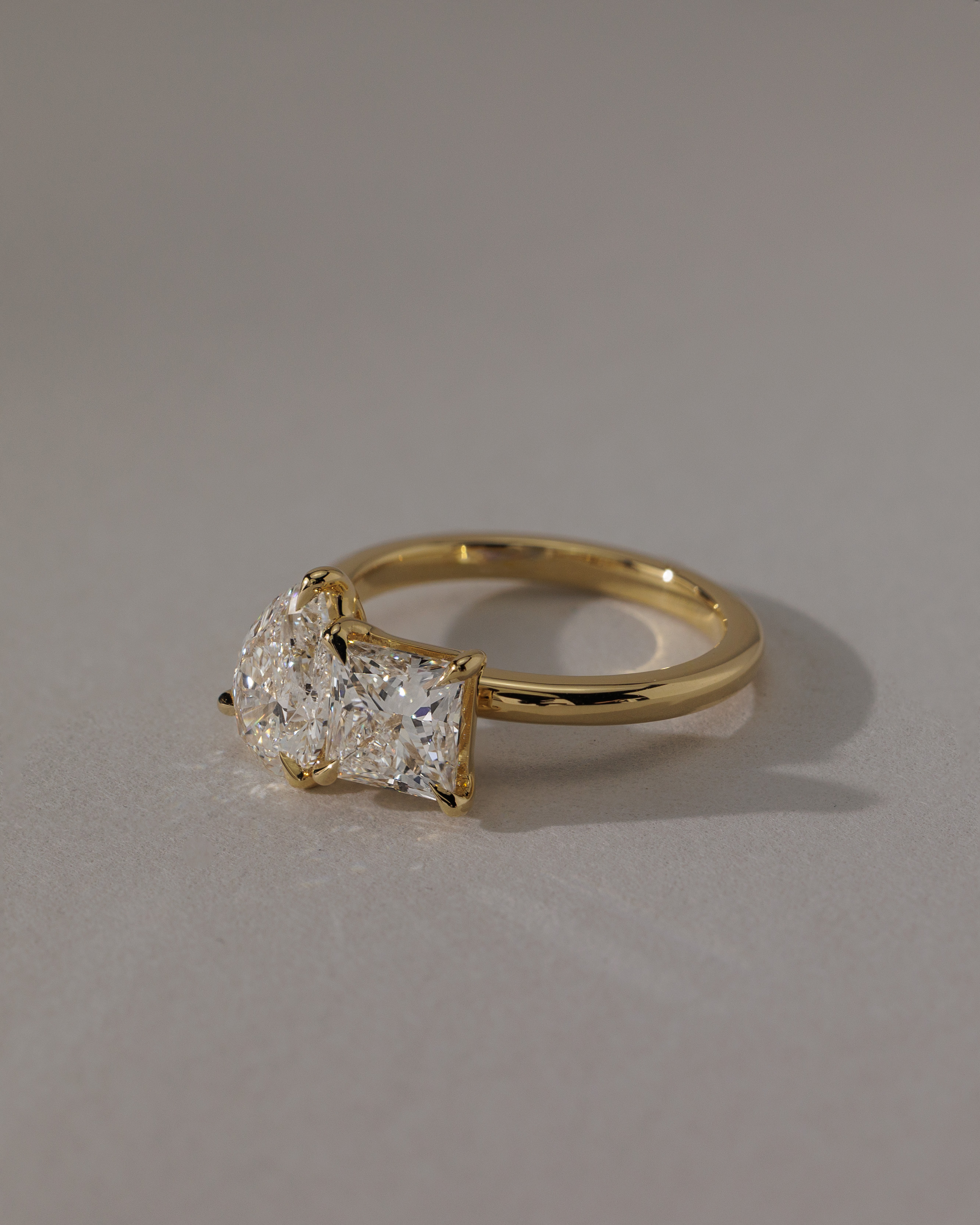 Svea - Pear and Princess Toi et Moi Lifestyle Image